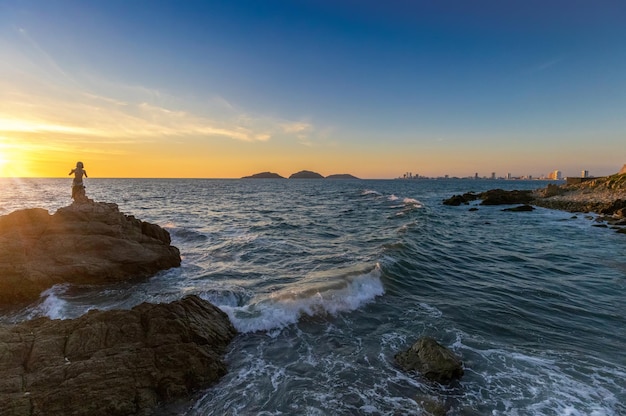 México Mazatlán El Malecón con vista al mar y restaurantes cerca del paseo marítimo y el centro antiguo