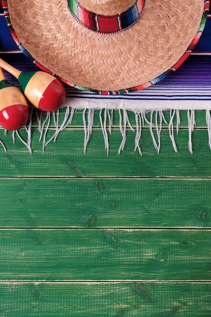 México mexicano sombrero maracas fiesta fundo madeira vertical