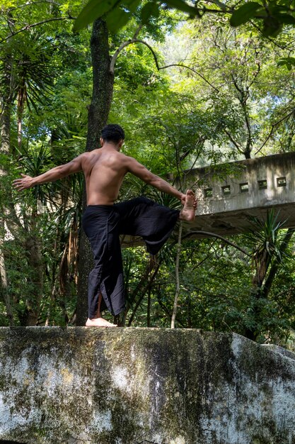 Foto mexikaner macht yoga und streckt sich im wald von mexiko.