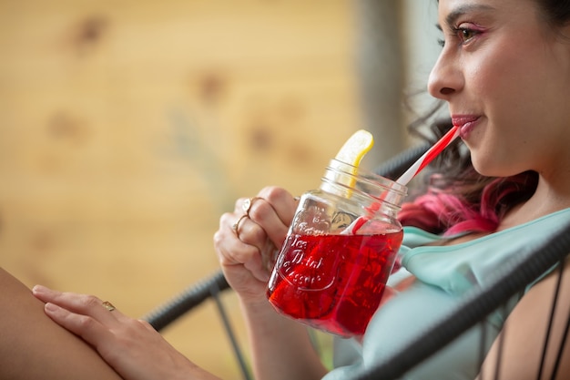 Mexikanerin trinkt einen Sommercocktail