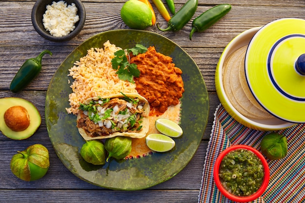 Mexikanische Carnitas Tacos mit Salsa