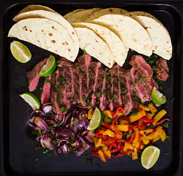 Mexikanische Fajitas für Rindersteak und gegrilltes Gemüse