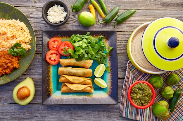 Mexikanische Flautas rollten Tacos mit Salsa