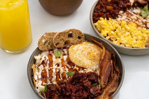 Mexikanische Frühstücks-Chilaquiles mit Ei und geröstetem Brot Chorizo de un costado Deep Dish