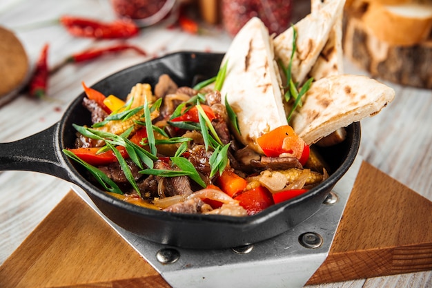 Mexikanische Gericht Fajitos mit Rindfleisch Gemüse und Pita