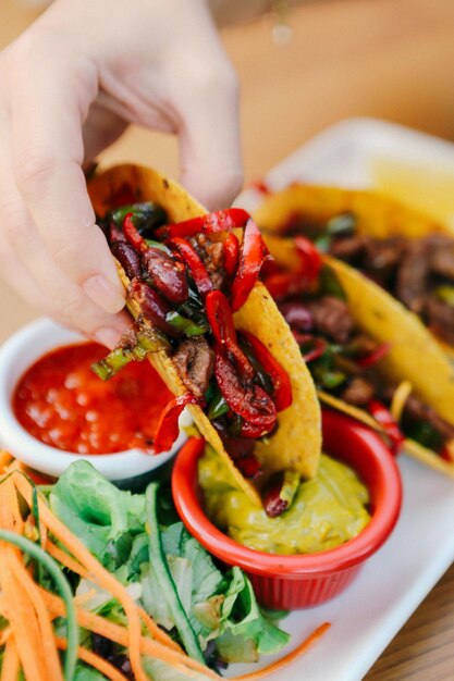 Foto mexikanische geschredderte tacos mit zutaten