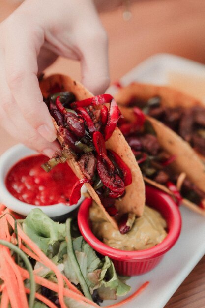 mexikanische geschredderte tacos mit zutaten