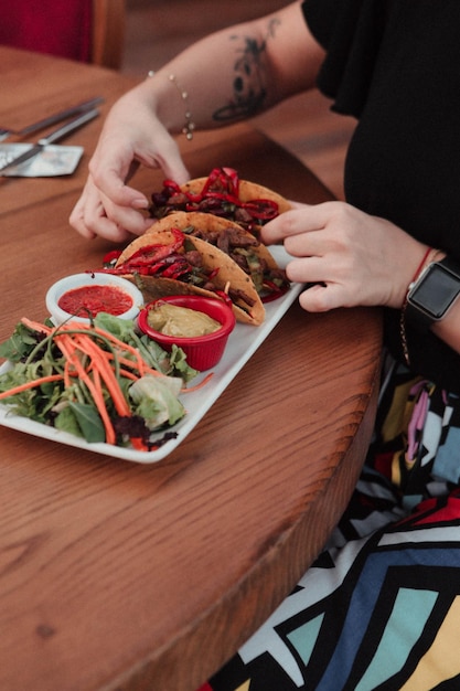 mexikanische geschredderte tacos mit zutaten