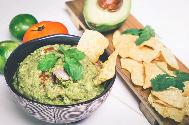 Mexikanische Guacamole dienen mit Chip