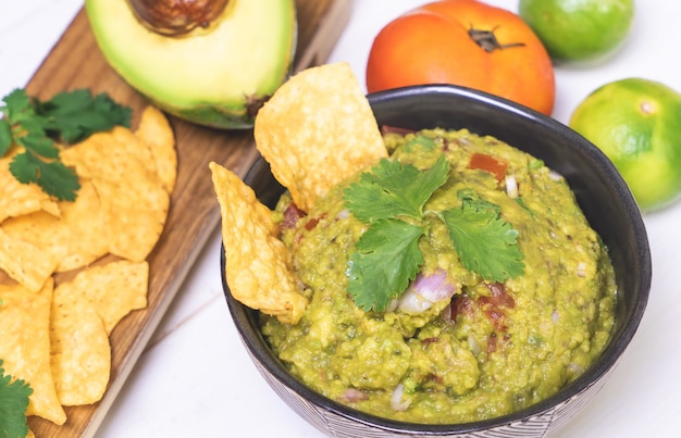 Mexikanische Guacamole dienen mit Chip