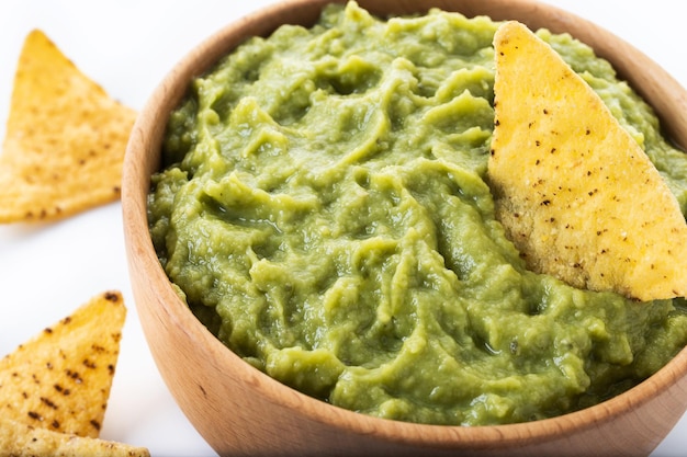 Mexikanische Guacamole mit Nacho-Chip isoliert auf weißem Hintergrund