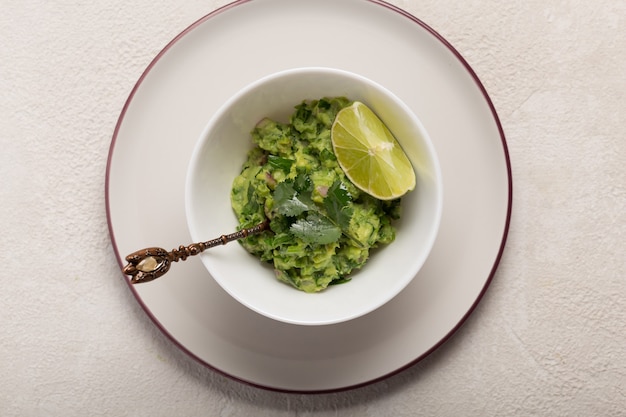 Mexikanische Guacasole mit Limette in weißer Schüssel