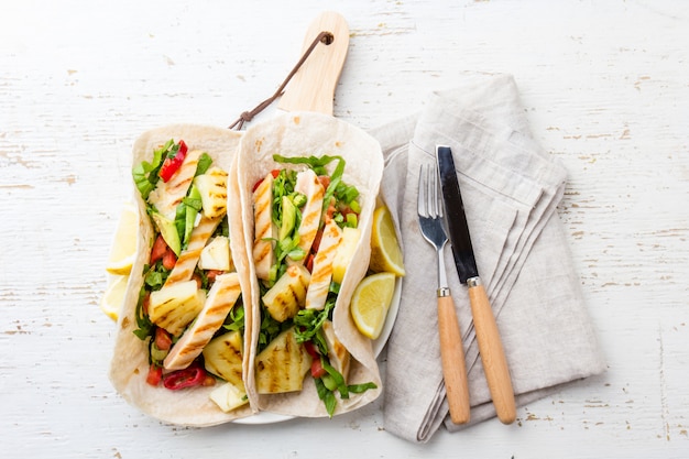 Mexikanische Hühnchen-Tacos mit gegrillter Ananas