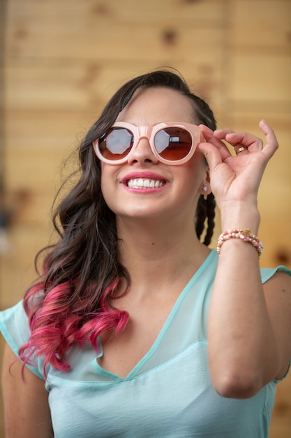 Mexikanische junge Frau mit Sonnenbrille Sommerporträt