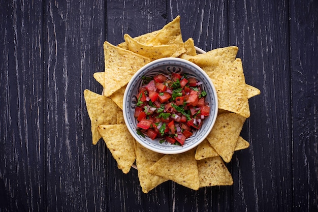 Mexikanische Maischips Nachos mit Salsabad