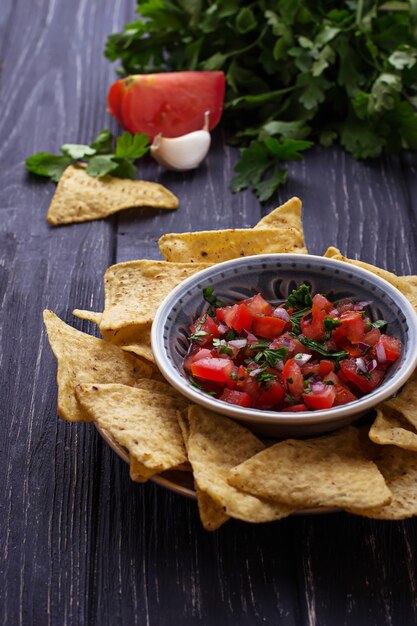 Mexikanische Maischips Nachos mit Salsabad