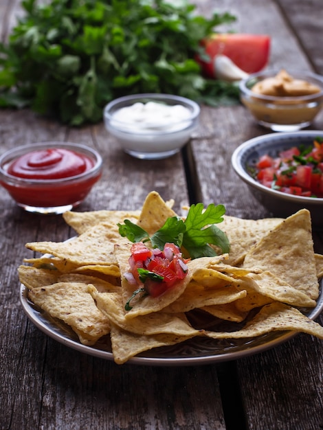 Mexikanische Maischips Nachos mit Salsabad