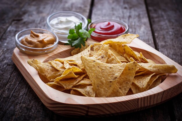 Mexikanische Maischips Nachos mit Soße