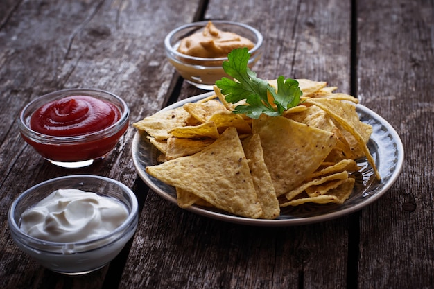 Mexikanische Maischips Nachos mit Soße