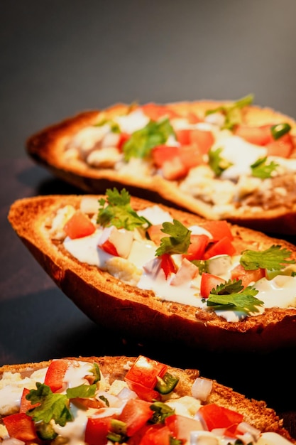 Mexikanische Molletes traditionelles Essen mit Brotbohnen, Käse, Tomaten und Chili