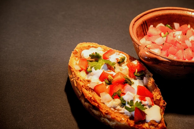 Mexikanische Molletes traditionelles Essen mit Brotbohnen, Käse, Tomaten und Chili