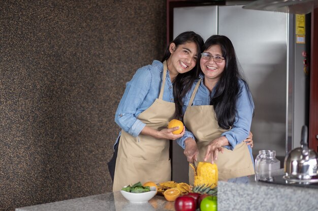 Mexikanische Mutter und Tochter kochen in der Küche, Muttertag