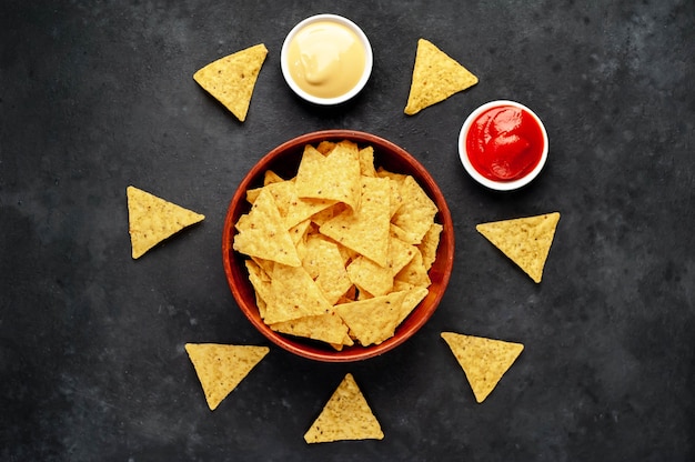 Mexikanische Nachos-Chips auf einem Steintisch