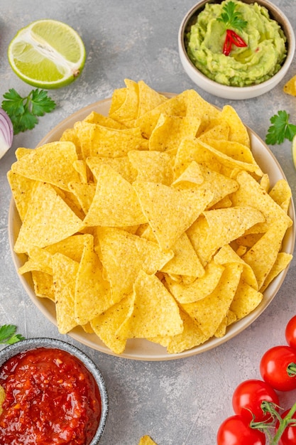 Mexikanische Nachos-Chips und Dip-Saucen Tortilla-Mais-Nachos-Chips mit Tomaten-Salsa und Guacamole