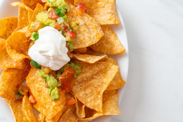 Mexikanische Nachos-Tortilla-Chips mit Jalapeno, Guacamole, Tomatensalsa und Dip