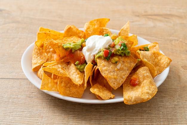 Mexikanische Nachos-Tortilla-Chips mit Jalapeno, Guacamole, Tomatensalsa und Dip