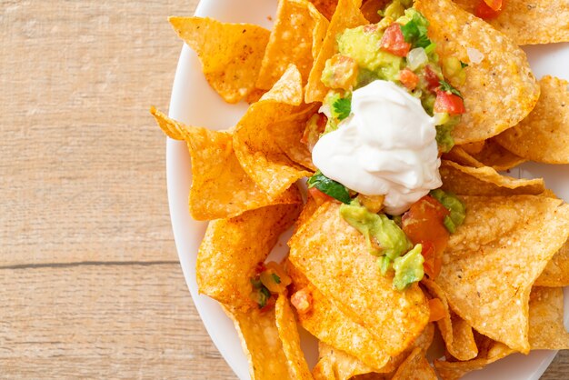 Mexikanische Nachos-Tortilla-Chips mit Jalapeno, Guacamole, Tomatensalsa und Dip