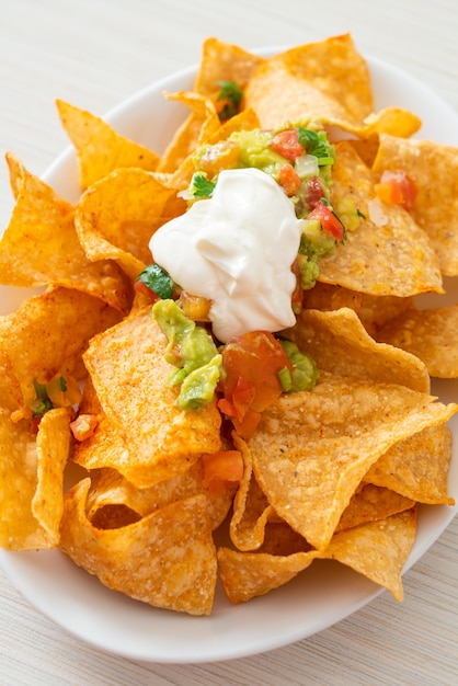 Mexikanische Nachos-Tortilla-Chips mit Jalapeno, Guacamole, Tomatensalsa und Dip