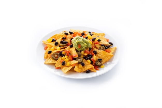 Mexikanische Nachos-Tortilla-Chips mit schwarzen Bohnen, Guacamole, Tomaten und Jalapeno isoliert auf weißem Hintergrund