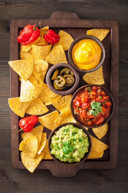 Mexikanische nachos-tortillachips mit guacamole-salsa und käsedip