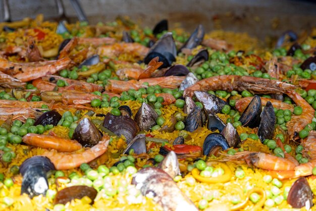 Mexikanische Paella mit mehreren Zutaten Reis Garnelen Erbsen Muscheln in einem großen Wok_2