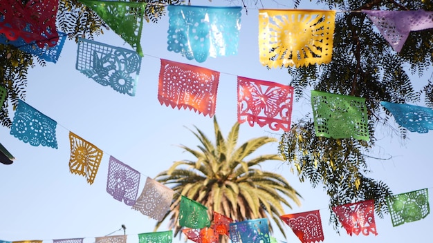 mexikanische perforierte Papel Picado-Banner, Festivalpapiergirlande. Taschentuchfahnen, Feiertag oder Karneval