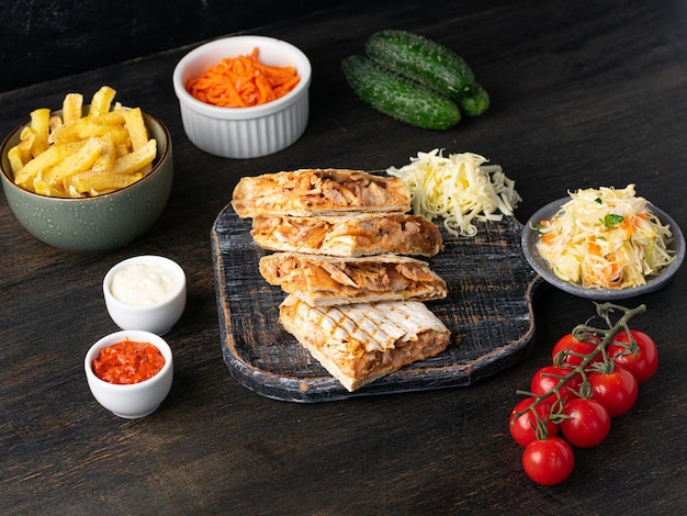 Mexikanische Quesadilla mit Hühnergurken, Tomatengurken und Pommes Frites