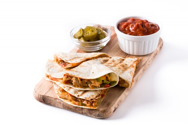 Mexikanische Quesadilla mit Huhn, Käse und Paprika, isoliert