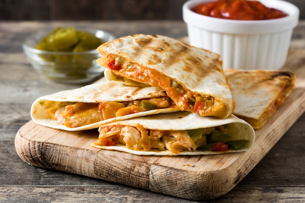 Mexikanische Quesadilla mit Huhn, Käse und Paprika