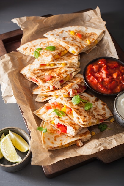 Mexikanische Quesadilla mit Huhn, Tomate, Zuckermais und Käse