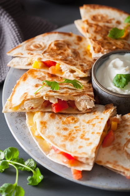 Mexikanische Quesadilla mit Huhn, Tomate, Zuckermais und Käse