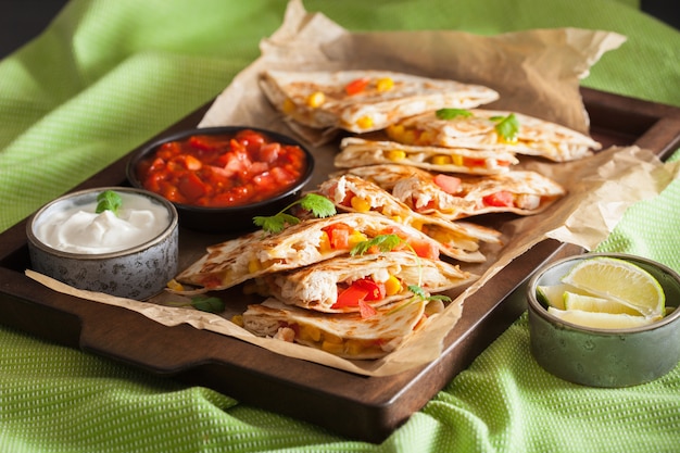 Mexikanische Quesadilla mit Huhn, Tomate, Zuckermais und Käse