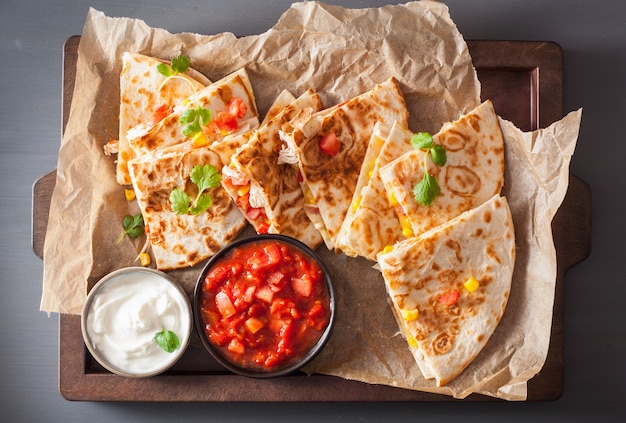 Mexikanische Quesadilla mit Huhn, Tomate, Zuckermais und Käse