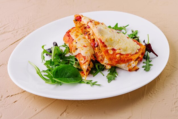 Mexikanische Quesadilla mit Mais und Tomate