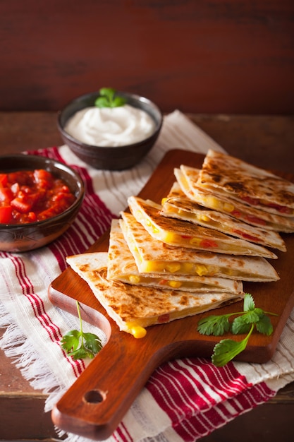 Mexikanische Quesadilla mit Tomaten und Käse