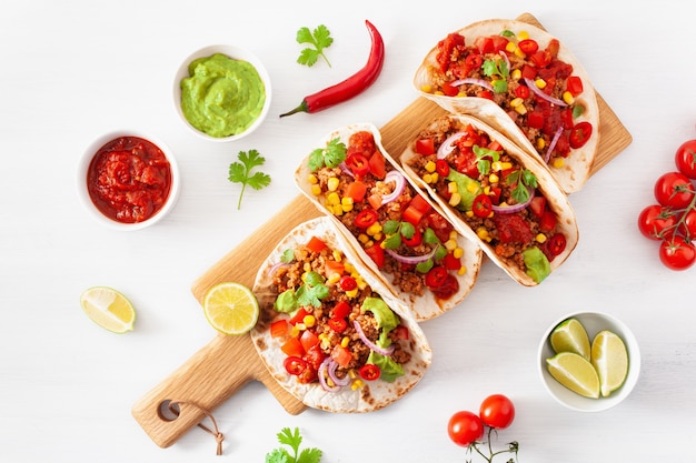 Mexikanische Rind- und Schweinefleisch-Tacos mit Salsa, Guacamole und Gemüse