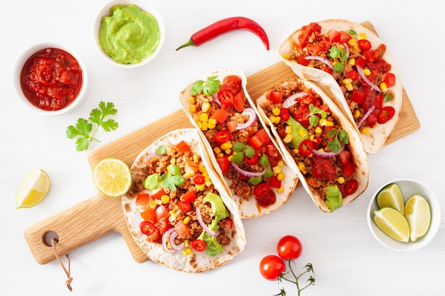 Mexikanische Rind- und Schweinefleisch-Tacos mit Salsa, Guacamole und Gemüse