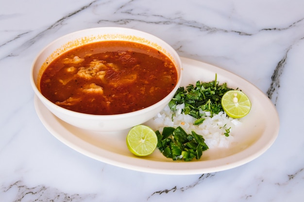 Mexikanische Suppe mit Zwiebeln, Chilischoten und Zitrone