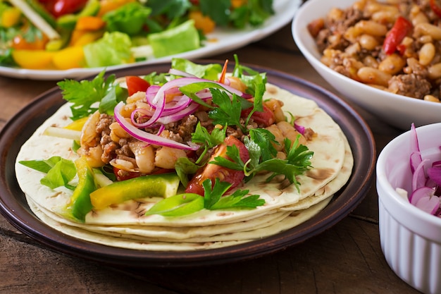 Mexikanische Tacos mit Fleisch, Bohnen und Salsa