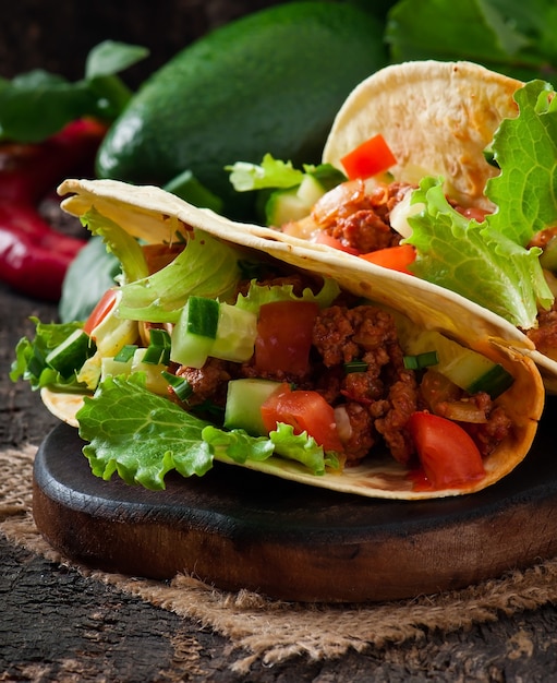 Mexikanische Tacos mit Fleisch, Gemüse und Käse